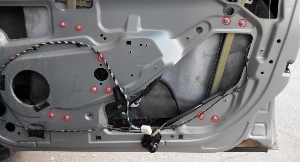 Размещение болтов крепления деталей стеклоподъемника передней двери Лада Гранта (ВАЗ 2190)