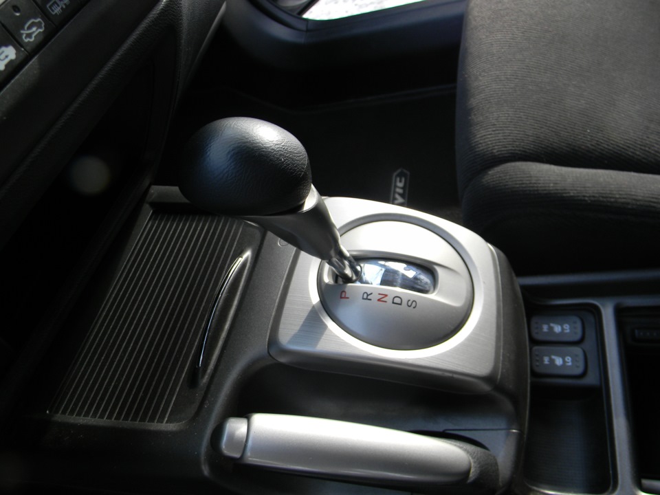 Замена задних тормозных колодок на Хонда Цивик 2005 - 2011