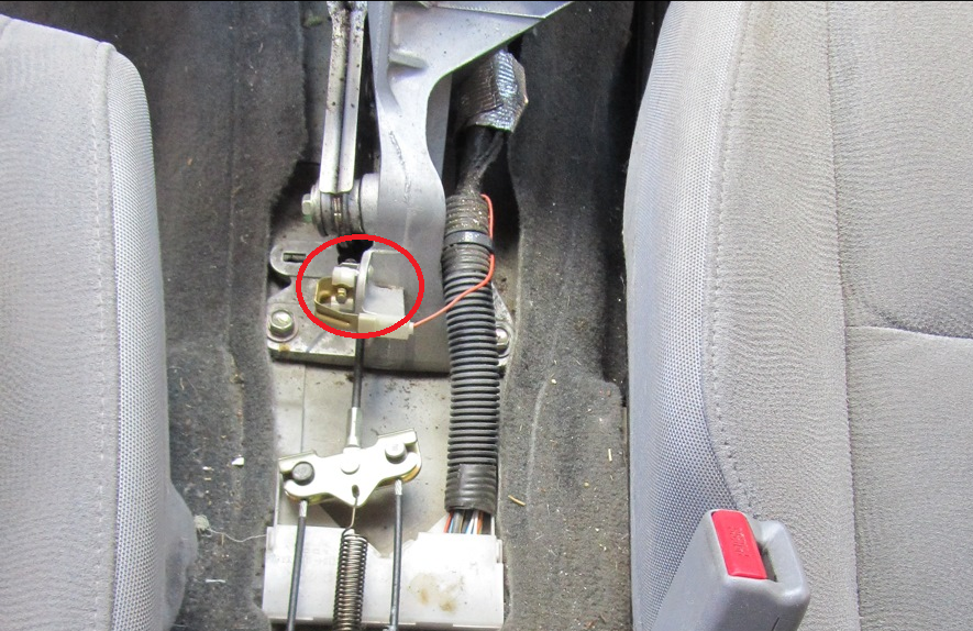 Замена выключателя сигнализатора стояночного тормоза Хонда Цивик