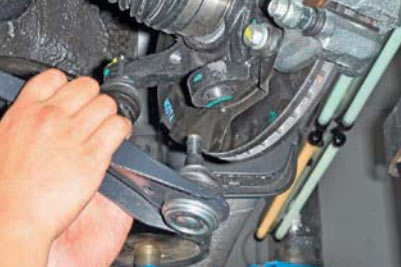 Отсоединяем пальцы шаровых опор от поворотных кулаков на автомобиле Hyundai Solaris
