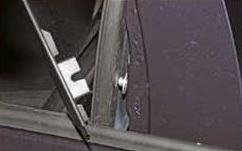 Извлечение накладки задней двери из-под самореза задней двери Лада Гранта (ВАЗ 2190)