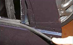 Снятие наружного уплотнителя стекла с пистоном задней двери Лада Гранта (ВАЗ 2190)