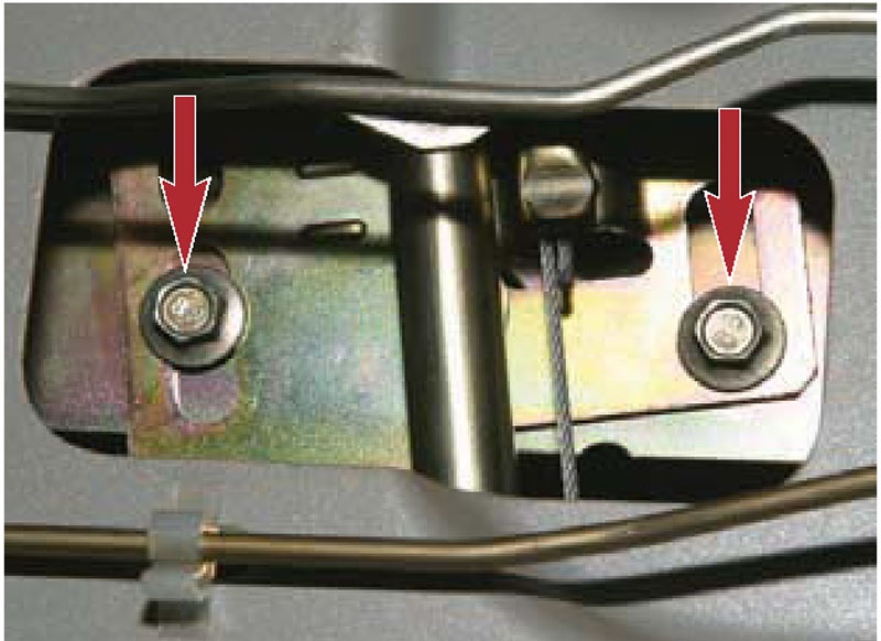 Размещение болтов держателя стекла к ползуну направляющей механизма стеклоподъемника Лада Гранта (ВАЗ 2190)