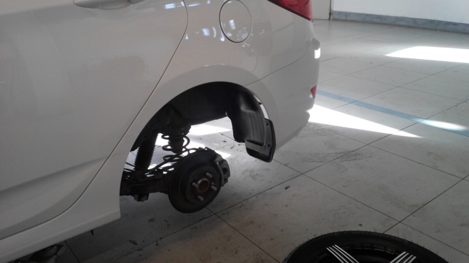 Cнимаем колесо на автомобиле Hyundai Solaris