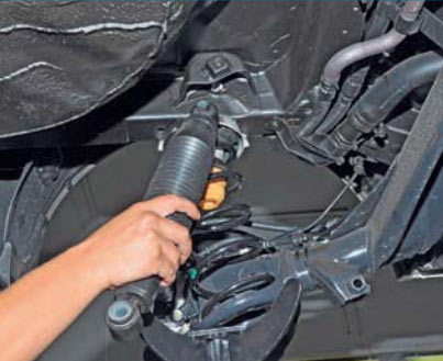 Снимаем амортизатор в сборе с защитным кожухом на автомобиле Hyundai Solaris