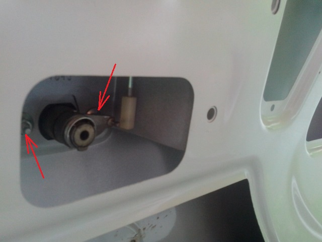 Размещение гаек крепления привода замка крышки багажника Лада Гранта (ВАЗ 2190)