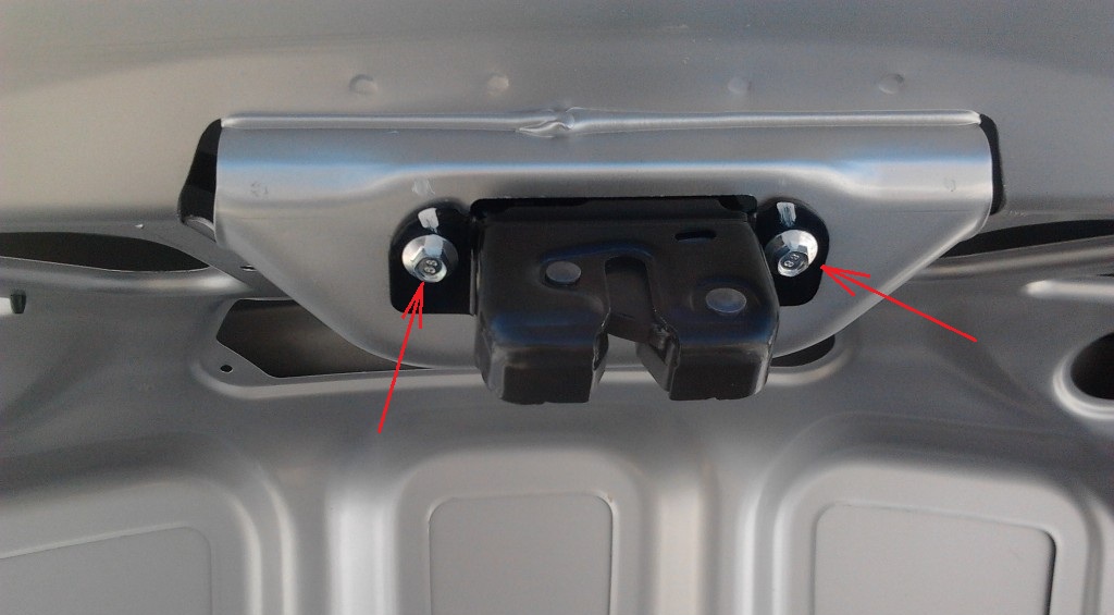 Размещение болтов крепления замка крышки багажника Лада Гранта (ВАЗ 2190)