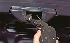 Отсоединение жгута проводов от электропривода блокировки замка крышки багажника Лада Гранта (ВАЗ 2190)