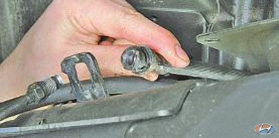 Отсоедините трубопроводы от наконечников тормозных шлангов на автомобиле Hyundai Solaris