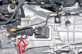 Крепление рабочего цилиндра на картере сцепления на автомобиле Hyundai Solaris