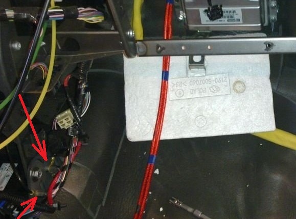 Размещение болтов крепления проводов массы на консоли панели приборов Лада Гранта (ВАЗ 2190)