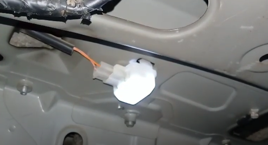 Замена лампы багажника Mitsubishi Lancer X