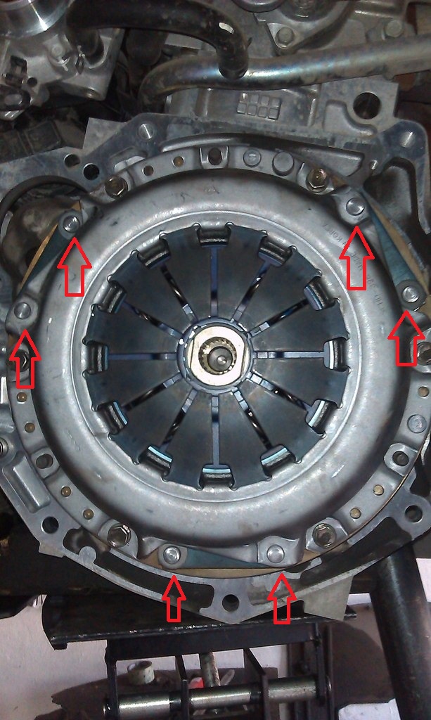 При ослаблении заклепочных соединений деталей кожуха и нажимного диска замените нажимной диск на автомобиле Hyundai Solaris