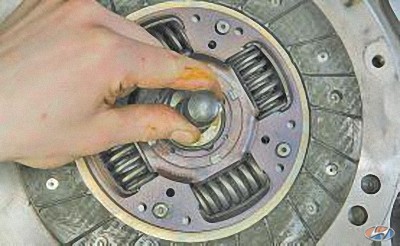 При монтаже сцепления сначала с помощью оправки установите ведомый диск на автомобиле Hyundai Solaris