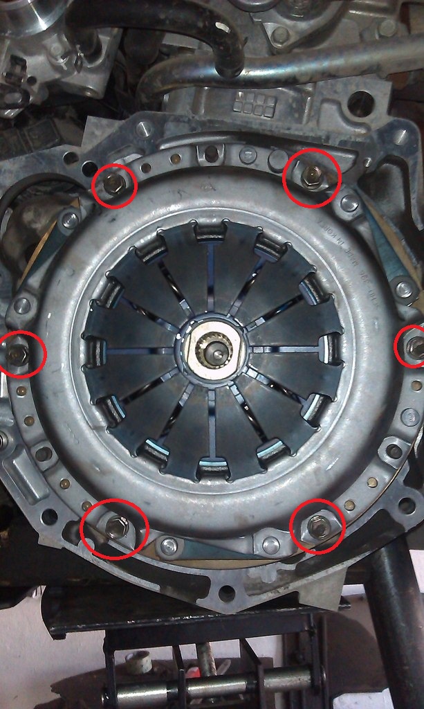 На фото показаны крепления кожуха нажимного диска сцепления на автомобиле Hyundai Solaris