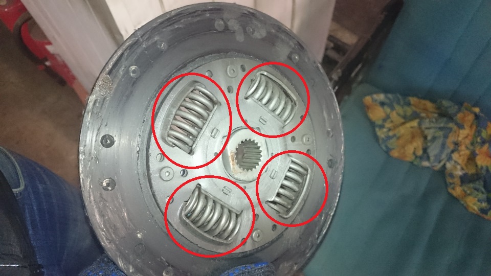Проверьте надежность фиксации демпферных пружин в гнездах ступицы ведомого диска на автомобиле Hyundai Solaris