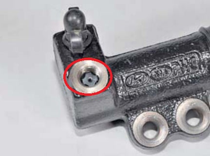 В резьбовом отверстии рабочего цилиндра установлен дроссельный клапан на автомобиле Hyundai Solaris
