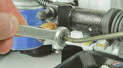 Отверните гайку трубки гидропривода ее крепления к штуцеру рабочего цилиндра на автомобиле Hyundai Solaris