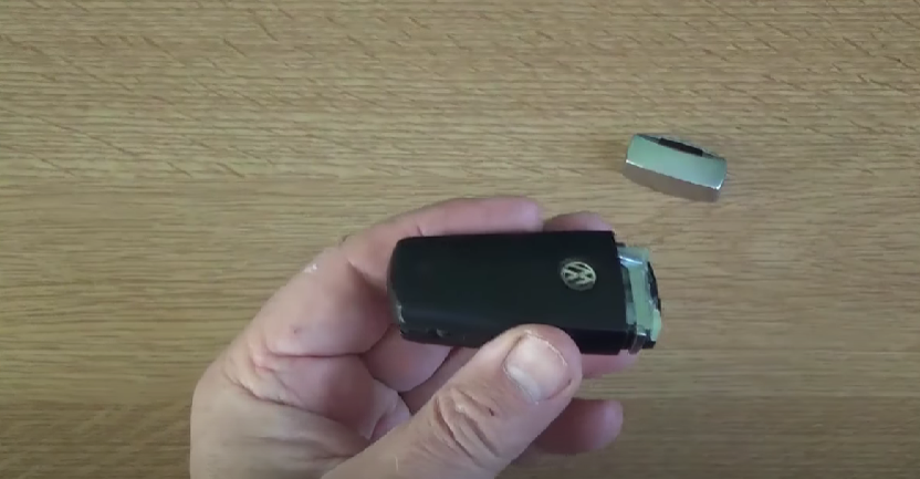 Как поменять батарейку в ключе Volkswagen Passat B6, B7, B8