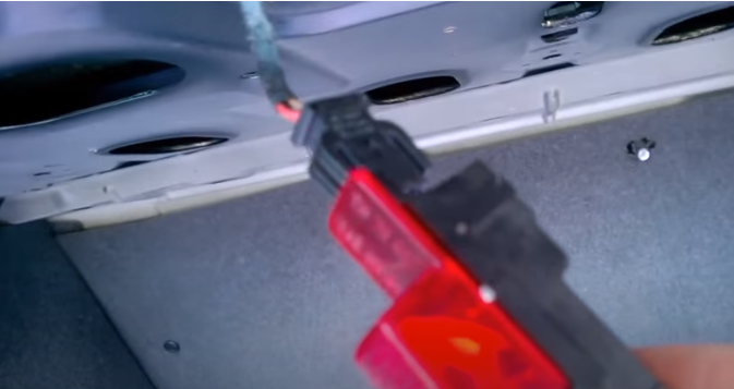 Снятие дополнительного стоп-сигнала Audi A6 C5 и замена лампочки