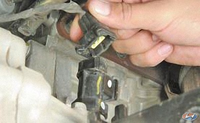 Отсоедините колодку жгута проводов от датчика скорости на автомобиле Hyundai Solaris