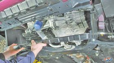 Снимите брызговик двигателя на автомобиле Hyundai Solaris