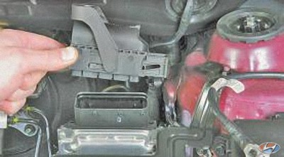 Отсоедините колодку жгута проводов от электронного блока управления двигателем на автомобиле Hyundai Solaris