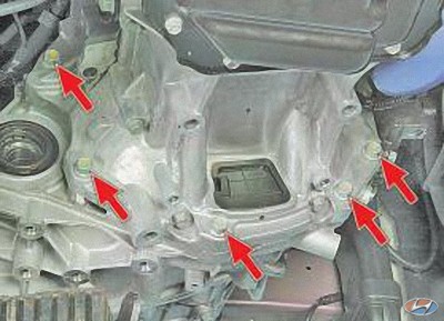 Выверните пять болтов нижнего крепления коробки передач на автомобиле Hyundai Solaris