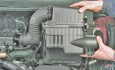 Снимите в сборе воздухоподводящий рукав и корпус воздушного фильтра на автомобиле Hyundai Solaris