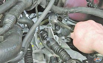 Выверните болт крепления кронштейна жгута проводов на автомобиле Hyundai Solaris