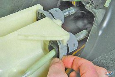 Отожмите пальцем пластмассовый фиксатор на автомобиле Hyundai Solaris