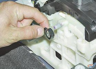 Отсоедините наконечник троса привода управления коробкой передач от кулисы селектора на автомобиле Hyundai Solaris