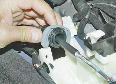 Извлеките наконечник оболочки троса управления коробкой передач на автомобиле Hyundai Solaris