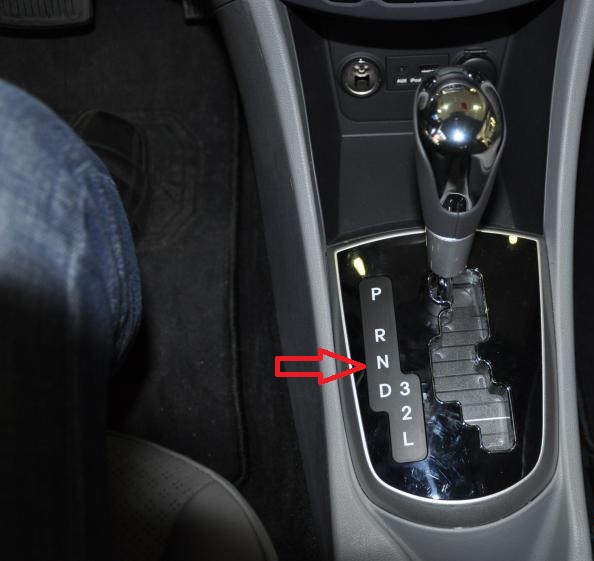 Переведите рычаг селектора управления коробкой передач в положение «N» на автомобиле Hyundai Solaris