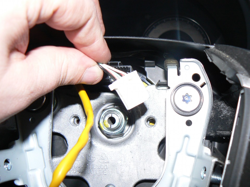 Отсоединяем колодку жгута проводов рулевого колеса на автомобиле Hyundai Solaris