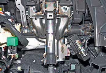 Места крепления рулевой колонки к каркасу панели приборов на автомобиле Hyundai Solaris