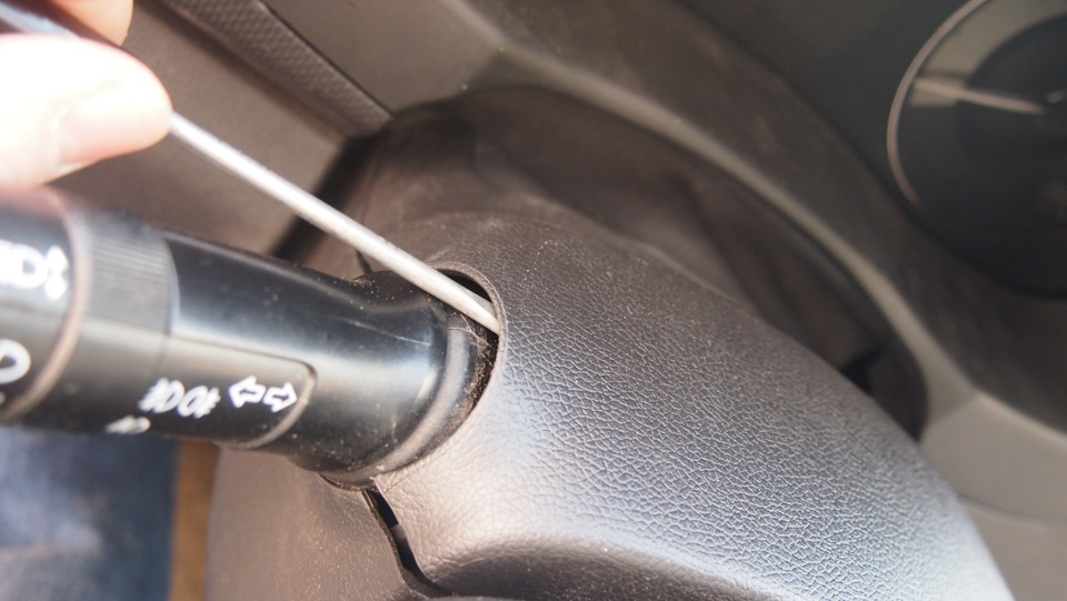 Разъедините верхнюю и нижнюю части кожуха рулевой колонки на автомобиле Hyundai Solaris