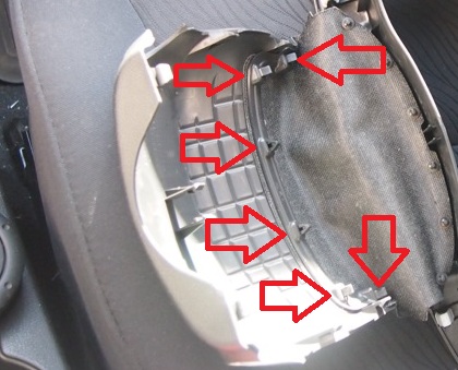Отсоединить защитную ткань от верхней части кожуха рулевой колонки на автомобиле Hyundai Solaris