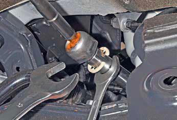 Выворачиваем резьбовой наконечник шарнира рулевой тяги из рейки на автомобиле Hyundai Solaris
