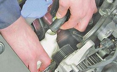 Слить масло из бачка гидроусилителя на автомобиле Hyundai Solaris