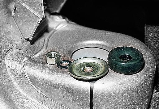 Проверка состояния резиновой втулки верхней опоры амортизатора подвески Volkswagen Polo
