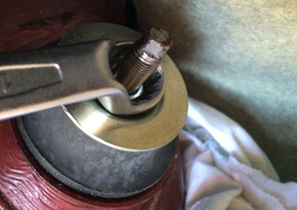 Снятие защитной крышки гайки штока амортизатора задней подвески Volkswagen Polo