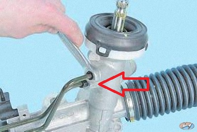 Отверните гайки крепления трубопроводов рулевого механизма на автомобиле Hyundai Solaris