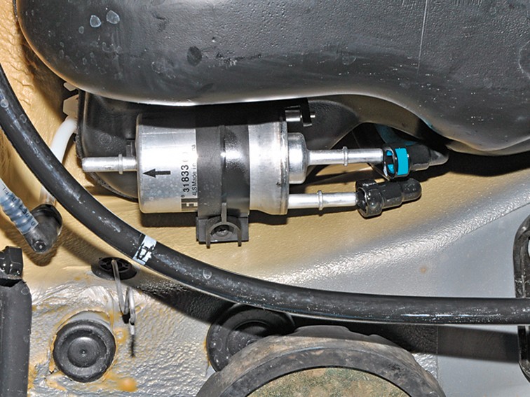Отсоединение подводящей и отводящей трубки от штуцеров топливного фильтра Volkswagen Polo