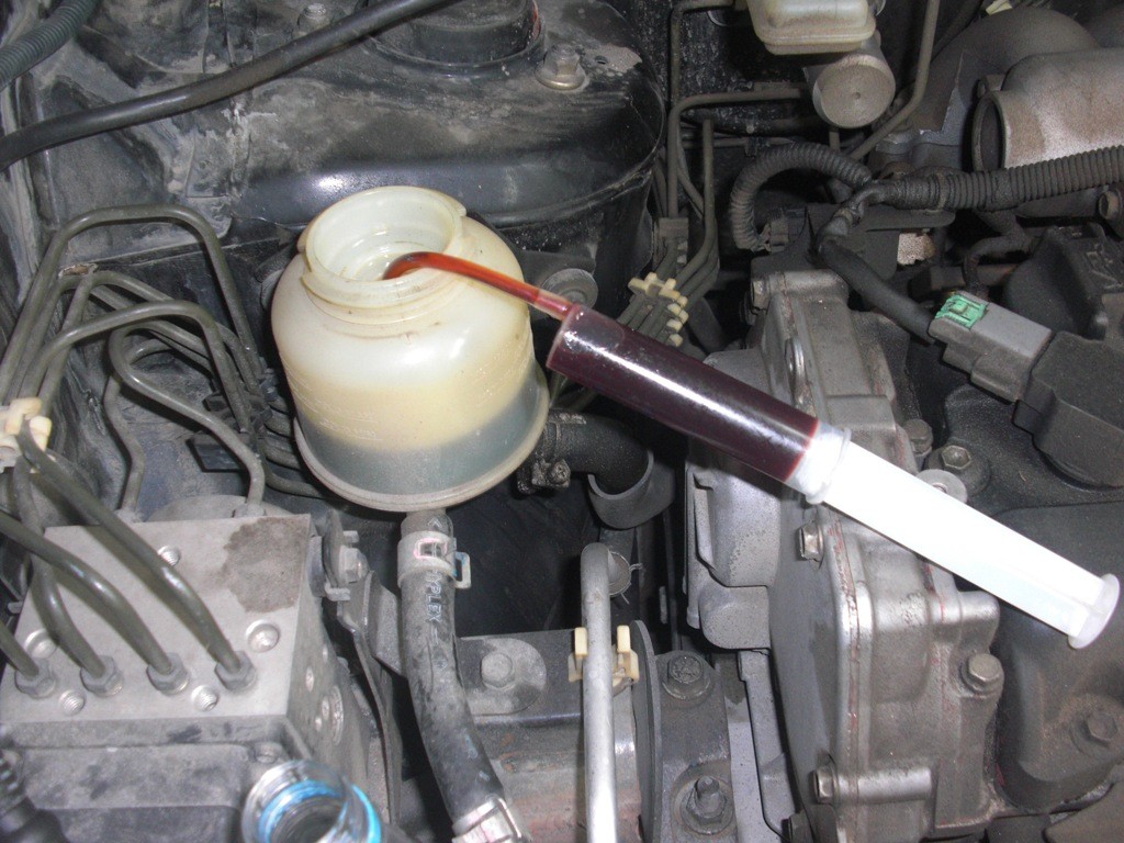 Откачиваем жидкость из бачка гидроусилителя рулевого управления на автомобиле Hyundai Solaris