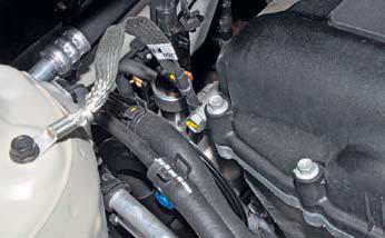 Насос гидроусилителя рулевого управления расположен в моторном отсеке на автомобиле Hyundai Solaris