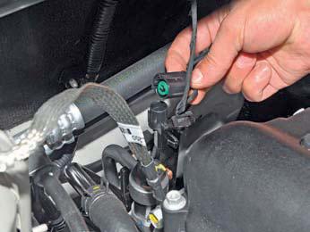 Разъединяем колодки проводов датчика давления рабочей жидкости на автомобиле Hyundai Solaris