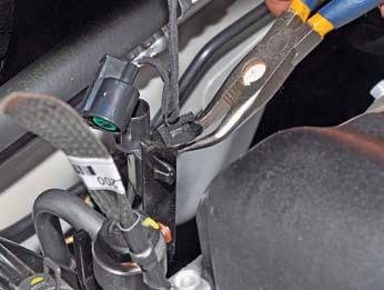 Пассатижами сжимаем лапки держателя провода на автомобиле Hyundai Solaris