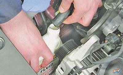 Слейте рабочую жидкость из бачка гидроусилителя на автомобиле Hyundai Solaris