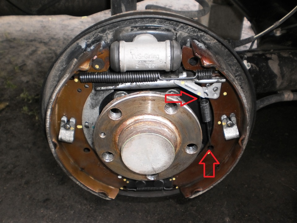 Поддев отвёрткой, отсоединяем от колодки пружину регулировочного рычага на автомобиле Hyundai Solaris